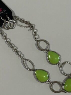 NWT Paparazzi Silver Necklace with Green Gemstones.